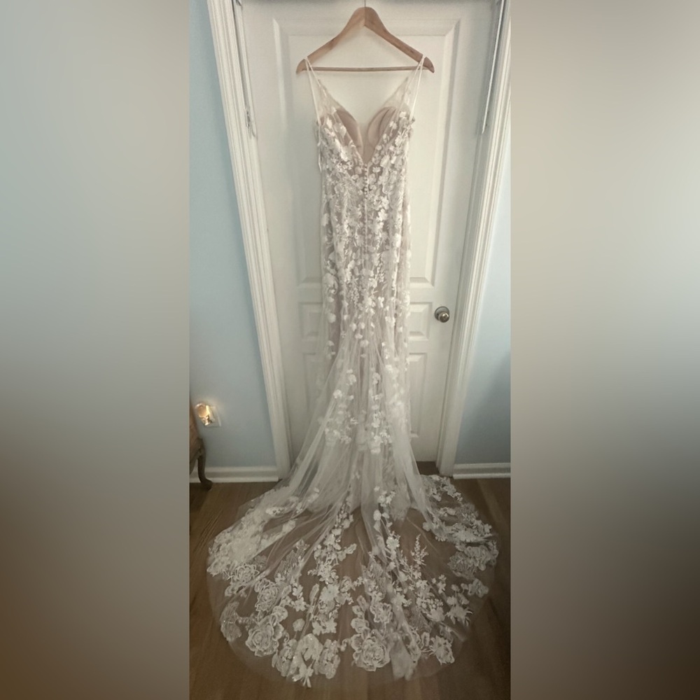 New Lace Fit & Flare Bridal Gown – Size 6 – Ivory over Dark Champagne - Picture 5 of 7